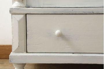 ワードローブをリペア&カスタム!木製脚 ・ハンガーポールを取り付け、開閉用の鍵を製作。既存の棚板は近しい色味で再着色し、本体はアンティークホワイトにペイント。(洋服タンス、収納棚、キャビネット、引き出し)