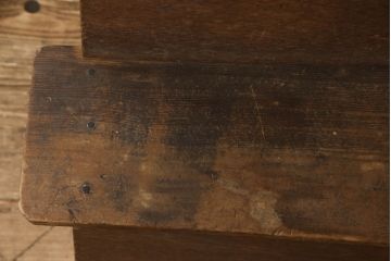踏み台の見た目を変えずに綺麗にリペア!現状の色味を活かしてクリアワックスにて仕上げ。(飾り台、花台)