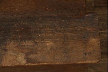 踏み台の見た目を変えずに綺麗にリペア!現状の色味を活かしてクリアワックスにて仕上げ。(飾り台、花台)