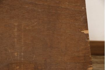 踏み台の見た目を変えずに綺麗にリペア!現状の色味を活かしてクリアワックスにて仕上げ。(飾り台、花台)
