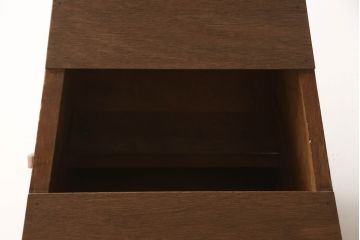 踏み台の見た目を変えずに綺麗にリペア!現状の色味を活かしてクリアワックスにて仕上げ。(飾り台、花台)