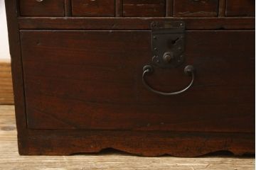 薬箪笥をリペア&カスタム!欠損部分にアンティーク調の取っ手を取り付け、引き出しに貼ってある紙を剥がし、全体を着色し色むらやキズが目立たないようきれいに仕上げ。(薬タンス、百目箪笥、たんす、引き出し大1杯、小48杯)