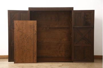 収納棚をリペア&カスタム!上段を使用し、棚板1枚を新規製作し、棚受けは棚ダボ仕様に。本体は現状をベースにして1トーン程落ち着いた色味に着色し、修繕箇所は本体と馴染むように。(靴箱、下駄箱、キャビネット、ワードローブ)