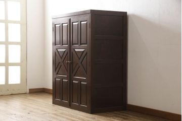 収納棚をリペア&カスタム!上段を使用し、棚板1枚を新規製作し、棚受けは棚ダボ仕様に。本体は現状をベースにして1トーン程落ち着いた色味に着色し、修繕箇所は本体と馴染むように。(靴箱、下駄箱、キャビネット、ワードローブ)
