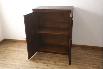 収納棚をリペア&カスタム!上段を使用し、棚板1枚を新規製作し、棚受けは棚ダボ仕様に。本体は現状をベースにして1トーン程落ち着いた色味に着色し、修繕箇所は本体と馴染むように。(靴箱、下駄箱、キャビネット、ワードローブ)