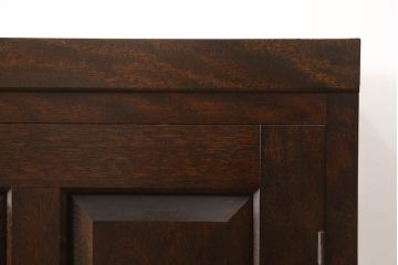 収納棚をリペア&カスタム!上段を使用し、棚板1枚を新規製作し、棚受けは棚ダボ仕様に。本体は現状をベースにして1トーン程落ち着いた色味に着色し、修繕箇所は本体と馴染むように。(靴箱、下駄箱、キャビネット、ワードローブ)