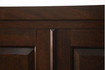 収納棚をリペア&カスタム!上段を使用し、棚板1枚を新規製作し、棚受けは棚ダボ仕様に。本体は現状をベースにして1トーン程落ち着いた色味に着色し、修繕箇所は本体と馴染むように。(靴箱、下駄箱、キャビネット、ワードローブ)