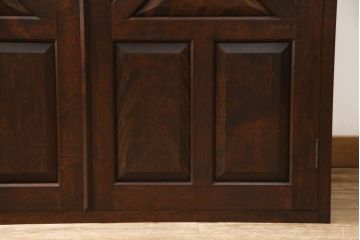 収納棚をリペア&カスタム!上段を使用し、棚板1枚を新規製作し、棚受けは棚ダボ仕様に。本体は現状をベースにして1トーン程落ち着いた色味に着色し、修繕箇所は本体と馴染むように。(靴箱、下駄箱、キャビネット、ワードローブ)
