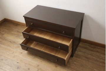 ローチェストをリペア&カスタム!天板を取り付け、1段目引き出しにフラップダウン加工を施し、配線用の穴開け加工。本体は元々の色味をベースに補色、傷消しにて仕上げ、新材部分は本体に色を合わせ。(ローボード、サイドチェスト、引き出し)