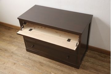 ローチェストをリペア&カスタム!天板を取り付け、1段目引き出しにフラップダウン加工を施し、配線用の穴開け加工。本体は元々の色味をベースに補色、傷消しにて仕上げ、新材部分は本体に色を合わせ。(ローボード、サイドチェスト、引き出し)