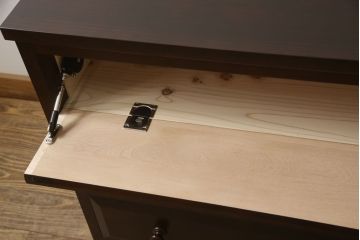 ローチェストをリペア&カスタム!天板を取り付け、1段目引き出しにフラップダウン加工を施し、配線用の穴開け加工。本体は元々の色味をベースに補色、傷消しにて仕上げ、新材部分は本体に色を合わせ。(ローボード、サイドチェスト、引き出し)