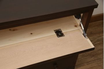 ローチェストをリペア&カスタム!天板を取り付け、1段目引き出しにフラップダウン加工を施し、配線用の穴開け加工。本体は元々の色味をベースに補色、傷消しにて仕上げ、新材部分は本体に色を合わせ。(ローボード、サイドチェスト、引き出し)