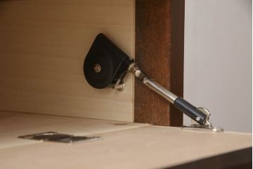 ローチェストをリペア&カスタム!天板を取り付け、1段目引き出しにフラップダウン加工を施し、配線用の穴開け加工。本体は元々の色味をベースに補色、傷消しにて仕上げ、新材部分は本体に色を合わせ。(ローボード、サイドチェスト、引き出し)