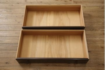 ローチェストをリペア&カスタム!天板を取り付け、1段目引き出しにフラップダウン加工を施し、配線用の穴開け加工。本体は元々の色味をベースに補色、傷消しにて仕上げ、新材部分は本体に色を合わせ。(ローボード、サイドチェスト、引き出し)