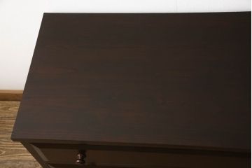 ローチェストをリペア&カスタム!天板を取り付け、1段目引き出しにフラップダウン加工を施し、配線用の穴開け加工。本体は元々の色味をベースに補色、傷消しにて仕上げ、新材部分は本体に色を合わせ。(ローボード、サイドチェスト、引き出し)