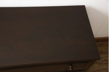 ローチェストをリペア&カスタム!天板を取り付け、1段目引き出しにフラップダウン加工を施し、配線用の穴開け加工。本体は元々の色味をベースに補色、傷消しにて仕上げ、新材部分は本体に色を合わせ。(ローボード、サイドチェスト、引き出し)
