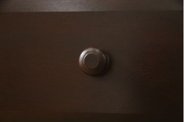 ローチェストをリペア&カスタム!天板を取り付け、1段目引き出しにフラップダウン加工を施し、配線用の穴開け加工。本体は元々の色味をベースに補色、傷消しにて仕上げ、新材部分は本体に色を合わせ。(ローボード、サイドチェスト、引き出し)