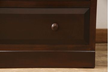 ローチェストをリペア&カスタム!天板を取り付け、1段目引き出しにフラップダウン加工を施し、配線用の穴開け加工。本体は元々の色味をベースに補色、傷消しにて仕上げ、新材部分は本体に色を合わせ。(ローボード、サイドチェスト、引き出し)