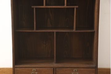 ガラス戸棚をリペア&カスタム!取っ手は似た雰囲気のものに交換。木部は現状の品物に合わせて1トーン程落ち着いた色に着色し、内部棚板・修繕箇所は本体と馴染むように。(飾り棚、収納棚、キャビネット)