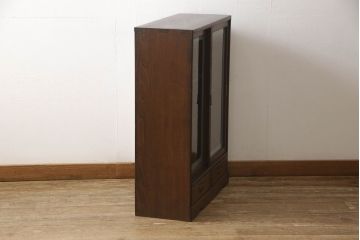 ガラス戸棚をリペア&カスタム!取っ手は似た雰囲気のものに交換。木部は現状の品物に合わせて1トーン程落ち着いた色に着色し、内部棚板・修繕箇所は本体と馴染むように。(飾り棚、収納棚、キャビネット)