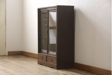 ガラス戸棚をリペア&カスタム!取っ手は似た雰囲気のものに交換。木部は現状の品物に合わせて1トーン程落ち着いた色に着色し、内部棚板・修繕箇所は本体と馴染むように。(飾り棚、収納棚、キャビネット)