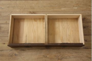 ガラス戸棚をリペア&カスタム!取っ手は似た雰囲気のものに交換。木部は現状の品物に合わせて1トーン程落ち着いた色に着色し、内部棚板・修繕箇所は本体と馴染むように。(飾り棚、収納棚、キャビネット)