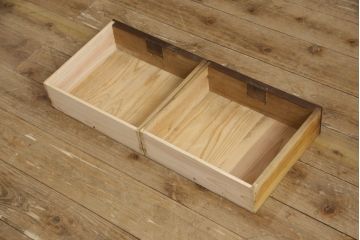 ガラス戸棚をリペア&カスタム!取っ手は似た雰囲気のものに交換。木部は現状の品物に合わせて1トーン程落ち着いた色に着色し、内部棚板・修繕箇所は本体と馴染むように。(飾り棚、収納棚、キャビネット)