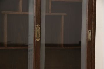 ガラス戸棚をリペア&カスタム!取っ手は似た雰囲気のものに交換。木部は現状の品物に合わせて1トーン程落ち着いた色に着色し、内部棚板・修繕箇所は本体と馴染むように。(飾り棚、収納棚、キャビネット)