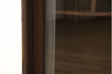 ガラス戸棚をリペア&カスタム!取っ手は似た雰囲気のものに交換。木部は現状の品物に合わせて1トーン程落ち着いた色に着色し、内部棚板・修繕箇所は本体と馴染むように。(飾り棚、収納棚、キャビネット)