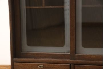 ガラス戸棚をリペア&カスタム!取っ手は似た雰囲気のものに交換。木部は現状の品物に合わせて1トーン程落ち着いた色に着色し、内部棚板・修繕箇所は本体と馴染むように。(飾り棚、収納棚、キャビネット)