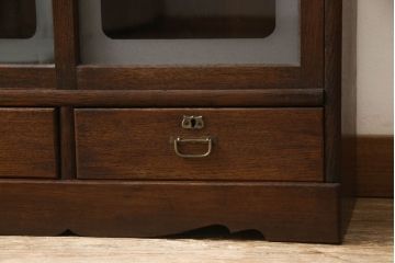 ガラス戸棚をリペア&カスタム!取っ手は似た雰囲気のものに交換。木部は現状の品物に合わせて1トーン程落ち着いた色に着色し、内部棚板・修繕箇所は本体と馴染むように。(飾り棚、収納棚、キャビネット)