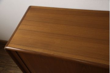 サイドボードをリペア&カスタム!既存の棚受けをねじ込みタイプのダボに交換。各棚に1個ずつ計5か所に配線用の穴開け加工。(キャビネット、テレビ台、リビングボード、ヴィンテージ)