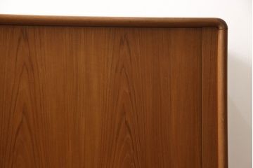 サイドボードをリペア&カスタム!既存の棚受けをねじ込みタイプのダボに交換。各棚に1個ずつ計5か所に配線用の穴開け加工。(キャビネット、テレビ台、リビングボード、ヴィンテージ)