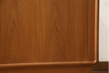 サイドボードをリペア&カスタム!既存の棚受けをねじ込みタイプのダボに交換。各棚に1個ずつ計5か所に配線用の穴開け加工。(キャビネット、テレビ台、リビングボード、ヴィンテージ)