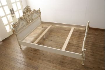 ベッドフレームをリペア&カスタム!べッドに合わせてスノコを製作。スノコ側面の4辺は本体の色味に合わせ白にてペイントし、本体は現状の色味を活かして仕上げ。(キングサイズ)
