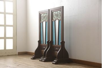 ガラス窓2枚をリペア&カスタム!衝立としてリメイクし、固定式の木製脚を製作。本体は現状をベースにして1トーン程落ち着いた色味に着色。(つい立て、パーテーション、仕切り戸)