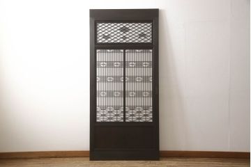 組子入り扉1枚をリペア&カスタム!高さと幅をリサイズし、開き戸から引戸へ仕様変更。引手を取り付け、プラスチック障子紙にて張り替え。色味は当店商品を参考にダークブラウン色に着色。(ドア、障子戸、格子戸、建具)
