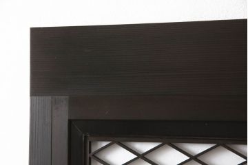 組子入り扉1枚をリペア&カスタム!高さと幅をリサイズし、開き戸から引戸へ仕様変更。引手を取り付け、プラスチック障子紙にて張り替え。色味は当店商品を参考にダークブラウン色に着色。(ドア、障子戸、格子戸、建具)