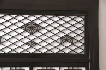 組子入り扉1枚をリペア&カスタム!高さと幅をリサイズし、開き戸から引戸へ仕様変更。引手を取り付け、プラスチック障子紙にて張り替え。色味は当店商品を参考にダークブラウン色に着色。(ドア、障子戸、格子戸、建具)