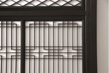 組子入り扉1枚をリペア&カスタム!高さと幅をリサイズし、開き戸から引戸へ仕様変更。引手を取り付け、プラスチック障子紙にて張り替え。色味は当店商品を参考にダークブラウン色に着色。(ドア、障子戸、格子戸、建具)