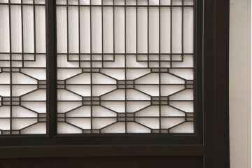 組子入り扉1枚をリペア&カスタム!高さと幅をリサイズし、開き戸から引戸へ仕様変更。引手を取り付け、プラスチック障子紙にて張り替え。色味は当店商品を参考にダークブラウン色に着色。(ドア、障子戸、格子戸、建具)