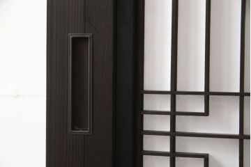 組子入り扉1枚をリペア&カスタム!高さと幅をリサイズし、開き戸から引戸へ仕様変更。引手を取り付け、プラスチック障子紙にて張り替え。色味は当店商品を参考にダークブラウン色に着色。(ドア、障子戸、格子戸、建具)