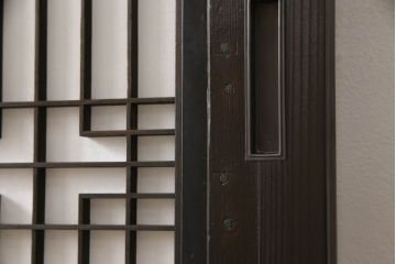 組子入り扉1枚をリペア&カスタム!高さと幅をリサイズし、開き戸から引戸へ仕様変更。引手を取り付け、プラスチック障子紙にて張り替え。色味は当店商品を参考にダークブラウン色に着色。(ドア、障子戸、格子戸、建具)
