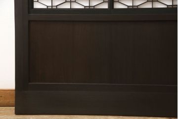 組子入り扉1枚をリペア&カスタム!高さと幅をリサイズし、開き戸から引戸へ仕様変更。引手を取り付け、プラスチック障子紙にて張り替え。色味は当店商品を参考にダークブラウン色に着色。(ドア、障子戸、格子戸、建具)