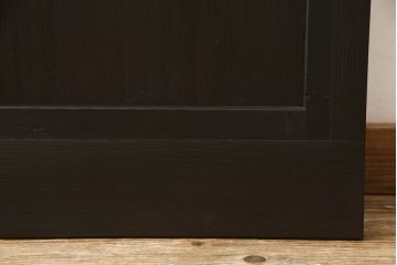 組子入り扉1枚をリペア&カスタム!高さと幅をリサイズし、開き戸から引戸へ仕様変更。引手を取り付け、プラスチック障子紙にて張り替え。色味は当店商品を参考にダークブラウン色に着色。(ドア、障子戸、格子戸、建具)