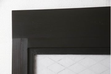 組子入り扉1枚をリペア&カスタム!高さと幅をリサイズし、開き戸から引戸へ仕様変更。引手を取り付け、プラスチック障子紙にて張り替え。色味は当店商品を参考にダークブラウン色に着色。(ドア、障子戸、格子戸、建具)