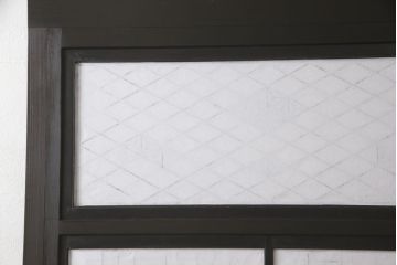 組子入り扉1枚をリペア&カスタム!高さと幅をリサイズし、開き戸から引戸へ仕様変更。引手を取り付け、プラスチック障子紙にて張り替え。色味は当店商品を参考にダークブラウン色に着色。(ドア、障子戸、格子戸、建具)