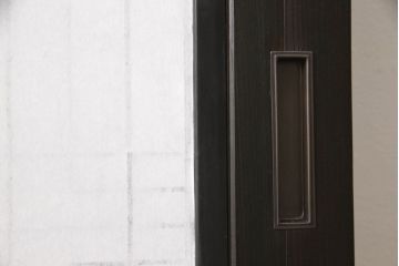 組子入り扉1枚をリペア&カスタム!高さと幅をリサイズし、開き戸から引戸へ仕様変更。引手を取り付け、プラスチック障子紙にて張り替え。色味は当店商品を参考にダークブラウン色に着色。(ドア、障子戸、格子戸、建具)