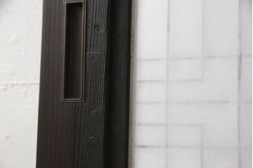 組子入り扉1枚をリペア&カスタム!高さと幅をリサイズし、開き戸から引戸へ仕様変更。引手を取り付け、プラスチック障子紙にて張り替え。色味は当店商品を参考にダークブラウン色に着色。(ドア、障子戸、格子戸、建具)
