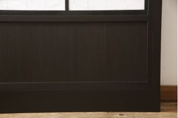組子入り扉1枚をリペア&カスタム!高さと幅をリサイズし、開き戸から引戸へ仕様変更。引手を取り付け、プラスチック障子紙にて張り替え。色味は当店商品を参考にダークブラウン色に着色。(ドア、障子戸、格子戸、建具)